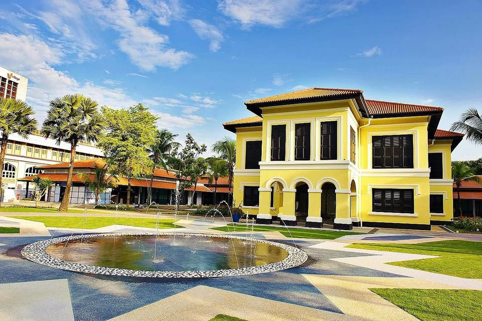 BAIK PULIH: Muka bangunan yang pernah menjadi kediaman keluarga diraja Melayu di Singapura, akan dikekalkan dengan kebanyakan pembaikan dilakukan di dalam bangunan. - Foto fail