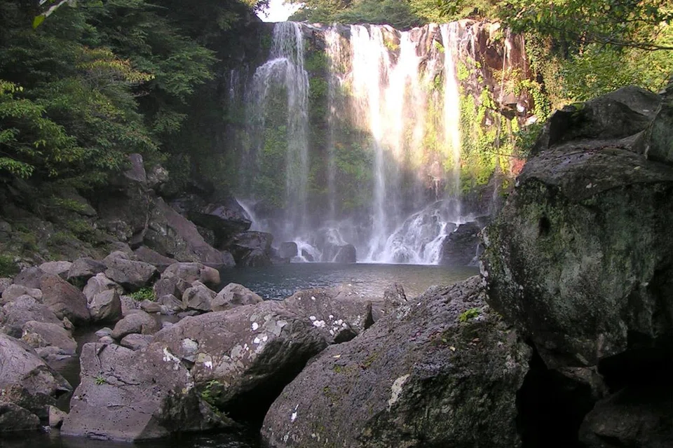 Air terjun Cheonjiyeon di Korea Selatan (foto hiasan).