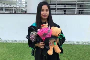 TERIMA PINGAT TAY ENG SOON: Cik Nur Anis Fitri Rajuddin, yang mula menuntut di ITE dan kemudian Politeknik Republic, bakal memilih kursus perniagaan di Universiti Nasional Singapura (NUS). - Foto ihsan NUR ANIS FITRI RAJUDDIN
