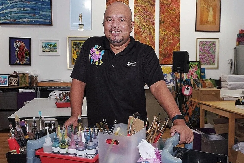 SENIMAN BATIK: Kamal Dollah giat majukan seni. - Foto fail