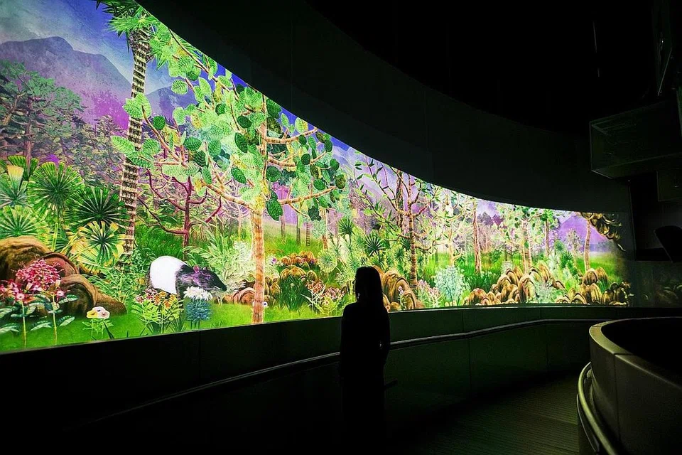 KARYA DIGITAL: Pengunjung boleh menyaksikan bahan seni digital 'Story of the Forest' ini yang membolehkan mereka berinteraksi dengan flora dan fauna Singapura. - Foto TEAMLAB