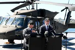 Perdana Menteri Australia, Encik Anthony Albanese (kanan), dan Presiden  Indonesia, Encik Prabowo Subianto, mengumumkan satu perjanjian keselamatan di atas kapal HMAS Canberra di Fleet Base East, Sydney, Australia, 12 November 2025.