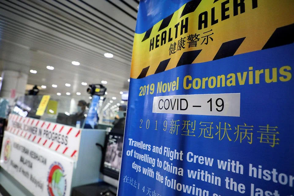 PEMERIKSAAN: Pengunjung yang tiba di Lapangan Terbang Antarabangsa Kuala Lumpur di Sepang perlu menjalani pemeriksaan Covid-19. - Foto REUTERS