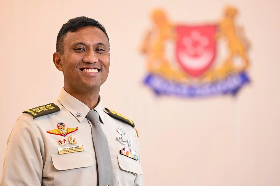 Komander Divisyen  Kesembilan Singapura dan Ketua Infantri, Kolonel (COL) Fairoz Hassan, akan dinaikkan pangkat menjadi Brigedier-Jeneral (BG) dalam Angkatan Bersenjata Singapura (SAF) pada 1 Julai.