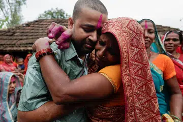 Cik Kapur Devi Sah sebak ketika memeluk anaknya, Encik Sanjay Sah, sebaik beliau tiba di rumah mereka di Kampung Tilathi Koiladi, Daerah Saptari, Nepal, pada 13 September. Encik Sah terselamat selepas terperangkap selama sembilan hari dalam terowong sebuah stesen janakuasa hidro susulan banjir besar dan tanah runtuh yang melanda Nepal pada 26 Ogos