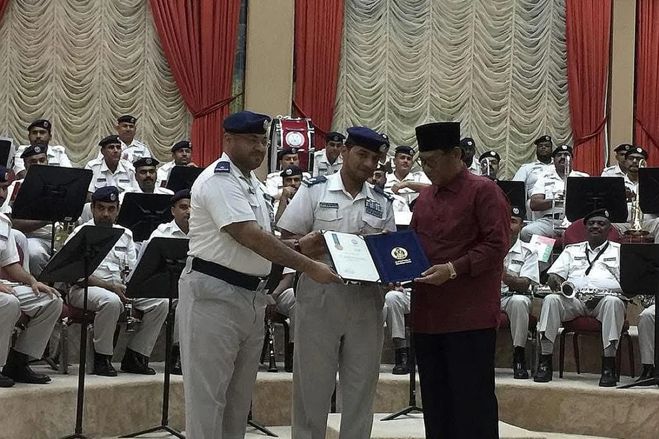 SUMBANGAN DIHARGAI: Allahyarham Idris (kanan) semasa majlis yang diadakan pada 2018 bagi menghargai sumbangannya kepada Pancaragam Polis Abu Dhabi. - Foto-foto ihsan AIDAH IDRIS