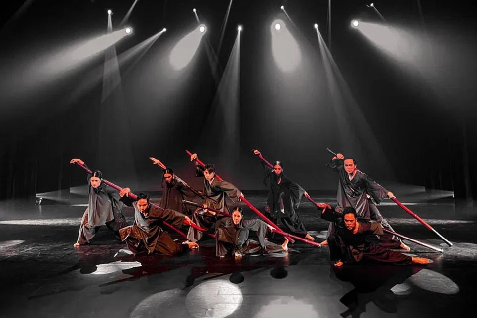 BERALIH KE PANGGUNG DIGITAL: Era Dance Theatre telah melabur membeli keperluan rakaman, mengubah suai studio latihan agar boleh digunakan sebagai panggung digital, selain menghantar kakitangannya menjalani kursus peningkatan kemahiran termasuk teknikal. - Foto fail