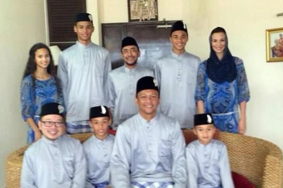 RAYA SERBA BIRU: Jurulatih LionsXII, Fandi Ahmad (duduk, dua dari kanan), beraya bersama anggota keluarga. - Foto FANDI AHMAD