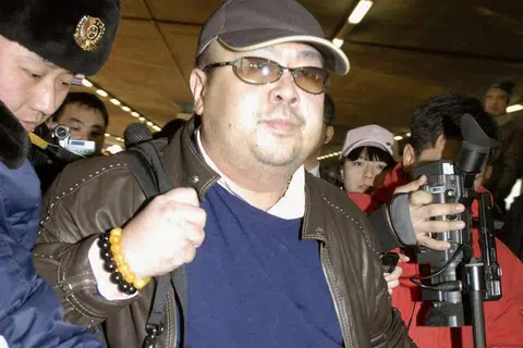 MANGSA PEMBUNUHAN: Kim Jong-nam, abang pemimpin tertinggi Korea Utara Kim Jong-un, didakwa dibunuh dua wanita warga asing yang menyapu mukanya dengan agen saraf VX ketika berada di Lapangan Terbang Antarabangsa Kuala Lumpur 2 (klia2) pada 13 Feb lalu untuk menaiki pesawat ke Macau. Jong-nam, yang memiliki pasport tertera nama Kim Chol, meninggal dunia dalam perjalanan ke Hospital Putrajaya. - Foto: REUTERS