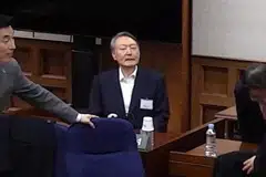 Yoon Suk Yeol, darurat tentera, pemberontakan Seoul, mahkamah Seoul, hukuman penjara seumur hidup, sejarah presiden Korea Selatan, krisis demokrasi Korea