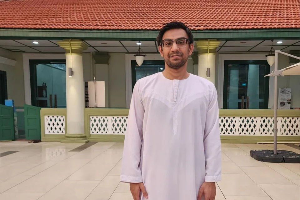 CEKAL MEMBANTU: Relawan muda, Encik Mohamed Jafaran Khan Mohamed Jalaludeen, tekun menjadi sukarelawan masjid sejak 2020 dan amat teruja dapat mendampingi masyarakat yang memerlukan di kawasan persekitaran Masjid Jamae (Chulia). 