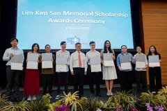 Pengerusi Yayasan Singapore Press Holdings (SPHF), Encik Roland Ng (lima dari kiri), bersama sembilan penerima di Majlis Anugerah Biasiswa Peringatan Lim Kim San ke-18 di Auditorium Media SPH, pada 1 Ogos. Tiga penerima tidak hadir. 