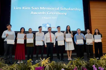 Pengerusi Yayasan Singapore Press Holdings (SPHF), Encik Roland Ng (lima dari kiri), bersama sembilan penerima di Majlis Anugerah Biasiswa Peringatan Lim Kim San ke-18 di Auditorium Media SPH, pada 1 Ogos. Tiga penerima tidak hadir. 