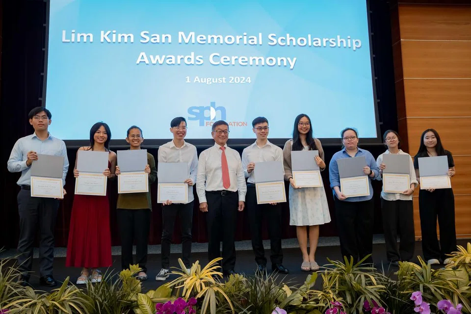 Pengerusi Yayasan Singapore Press Holdings (SPHF), Encik Roland Ng (lima dari kiri), bersama sembilan penerima di Majlis Anugerah Biasiswa Peringatan Lim Kim San ke-18 di Auditorium Media SPH, pada 1 Ogos. Tiga penerima tidak hadir. 