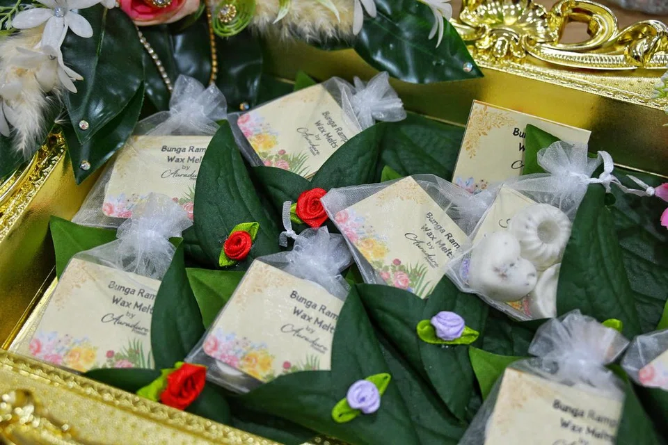 Bagi mengekalkan sentuhan tradisional, lilin haruman ‘bunga rampai’ diisi ke dalam daun sirih untuk dibahagikan kepada hadirin selepas majlis akad nikah.