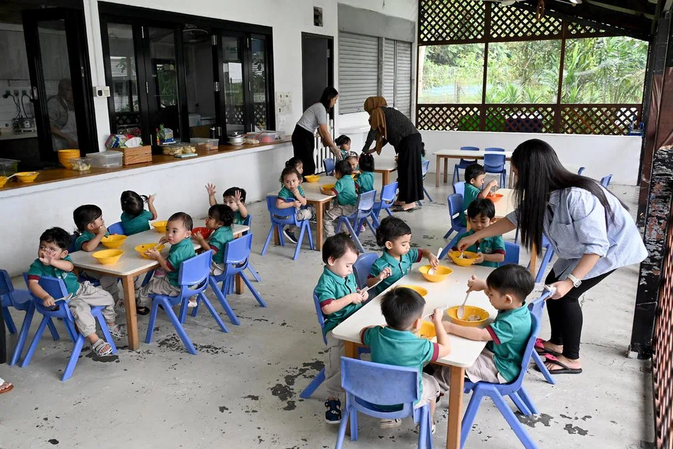 Kanak-kanak menjamu selera di ruang makan terbuka di pusat 7oaks Bukit Batok yang baru ditutup. 