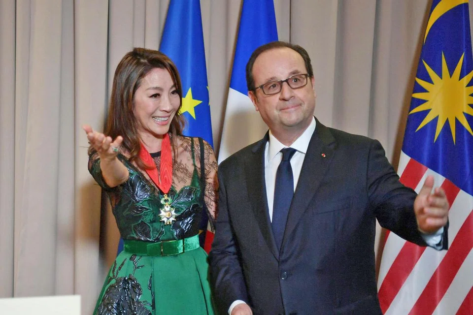 TERIMA ANUGERAH 'LEGION D'HONNEUR': Pelakon antarabangsa Malaysia, Michelle Yeoh, selepas menerima anugerah daripada Presiden Perancis, Encik Francois Hollande, di Kuala Lumpur atas sumbangannya dalam bidang kebudayaan dan industri perfileman. - Foto AFP