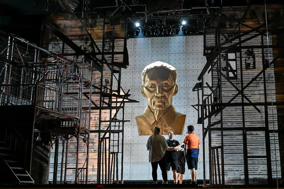 Miss Saigon kembali selepas 23 tahun, namun sebelum persembahan bermula, datanglah trak-trak besar. Ketibaan Miss Saigon di Singapura melibatkan proses pemasangan yang teliti, bermula dengan pemunggahan trak-trak yang sarat dengan set, kostum, dan peralatan teknikal. Tenaga kerja bekerjasama dalam membina set yang rumit, manakala pasukan teknikal menyiapkan sistem pencahayaan dan suara.