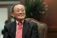 TOKOH EKONOMI: Profesor Lim Chong Yah sebagai pengerusi pengasas Majlis Gaji Kebangsaan (NWC), menyumbang kepada pembangunan ekonomi Singapura.