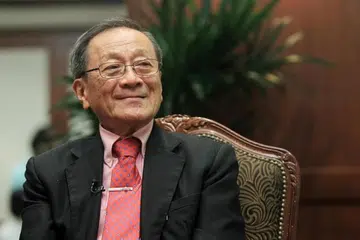 TOKOH EKONOMI: Profesor Lim Chong Yah sebagai pengerusi pengasas Majlis Gaji Kebangsaan (NWC), menyumbang kepada pembangunan ekonomi Singapura.