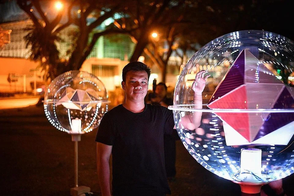 SENI PEMASANGAN: Encik Muhammad Syahid Mustapa akan memaparkan rekaan seni pemasangan Orbit di Pesta Malam Singapura 2018, edisi ke-11 yang akan berlangsung dari hari ini hingga 25 Ogos di kawasan Bras Basah dan Bugis. - Foto BH oleh ARIFFIN JAMAR