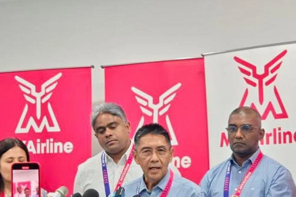 BERI JAMINAN: Eksekutif Bertanggungjawab Sementara MYAirline Sdn Bhd, Datuk Seri Azharuddin A Rahman (tengah) memberi jaminan kebajikan pekerja dan hak mendapat pemulangan wang oleh pelanggan akan ditunaikan syarikat itu. 