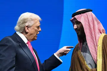 Putera Mahkota merangkap Perdana Menteri Arab Saudi, Mohammed bin Salman (kanan), bersama Presiden Amerika Syarikat, Donald Trump, pada Forum Pelaburan Amerika Syarikat-Saudi di Pusat Seni Persembahan John F. Kennedy, Washington, pada 19 November 2025. Trump dilaporkan menetapkan penyertaan Riyadh dalam Perjanjian Abraham dan pemulihan hubungan diplomatik dengan Israel sebagai syarat bagi memuktamadkan kerjasama nuklear awam antara Amerika Syarikat dengan Arab Saudi.