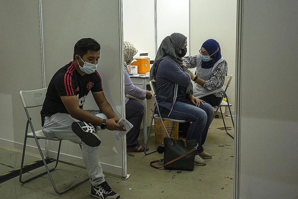 LAKUKAN VAKSINASI: Kenaikan jumlah jangkitan di Malaysia telah memberi tekanan kepada pihak berkuasa agar mempercepat pemberian vaksin di negara itu, dengan beberapa negeri ingin membenarkan majikan sektor swasta membeli dos suntikan buat kakitangan mereka. - Foto EPA-EFE