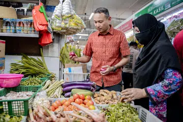 Anggota Parlimen (AP) Kawasan Undi Perwakilan Berkumpulan (GRC) Marine Parade, Encik Mohd Fahmi Aliman, kerap mengunjungi Pasar dan Pusat Penjaja Geylang Serai pada hujung minggu untuk membeli barangan dapur dan bertemu dengan penduduknya.