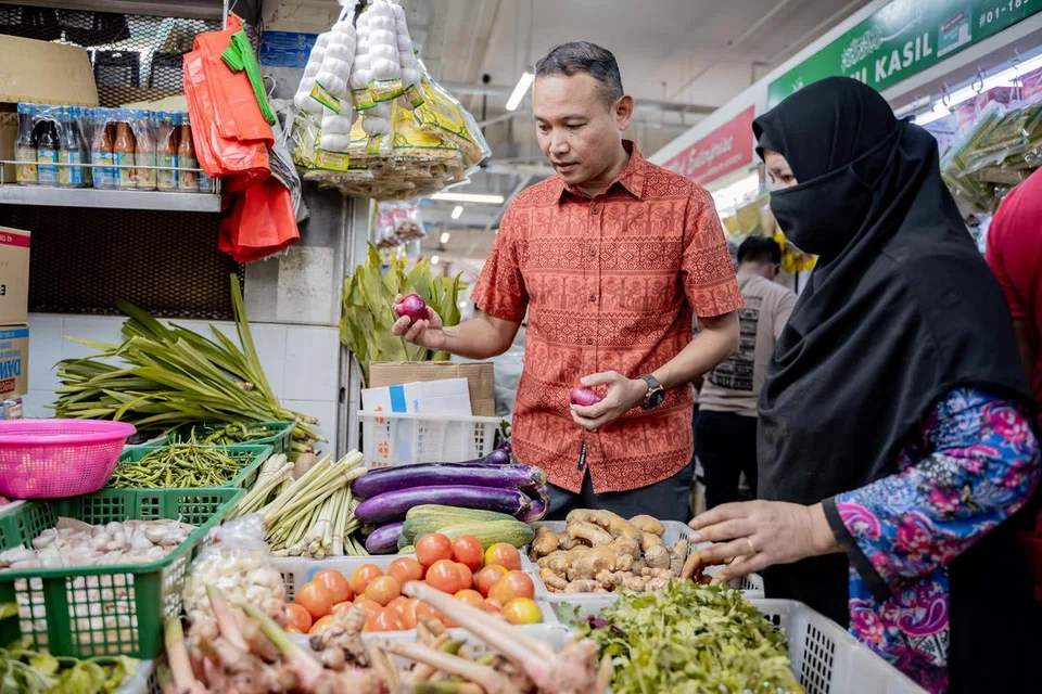 Anggota Parlimen (AP) Kawasan Undi Perwakilan Berkumpulan (GRC) Marine Parade, Encik Mohd Fahmi Aliman, kerap mengunjungi Pasar dan Pusat Penjaja Geylang Serai pada hujung minggu untuk membeli barangan dapur dan bertemu dengan penduduknya.