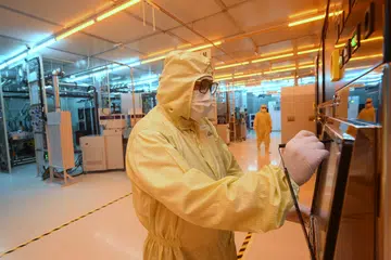 Di sebalik pengeluaran kilang Singapura yang mencatat lonjakan, segmen jentera dan sistem merosot akibat pengeluaran yang lebih rendah bagi peralatan semikonduktor bahagian hadapan.