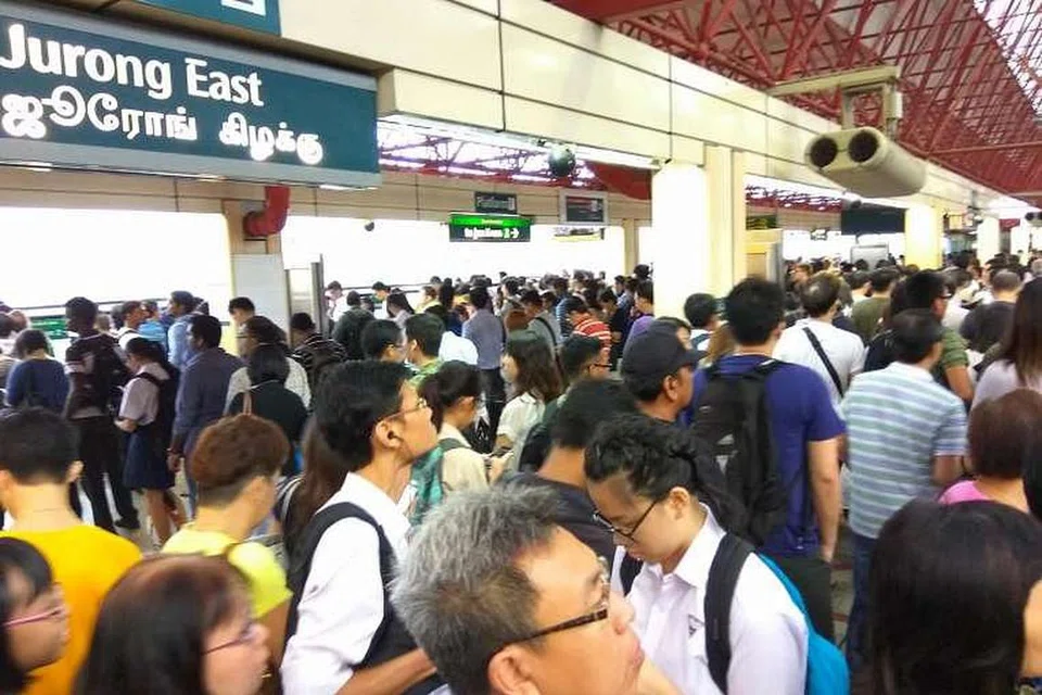 Penumpang di platform kereta api yang sesak di stesen Jurong East. 