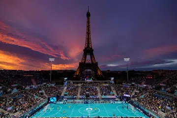 Pandangan umum semasa perlawanan separuh akhir bola sepak orang buta antara Brazil dengan Argentina berlatarbelakangkan Menara Eiffel di Paris. Bola sepak orang buta disertai pemain kurang daya penglihatan menggunakan bola yang berbunyi untuk membantu mereka mengesan bola semasa permainan.
