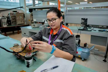 Di bawah Program Laluan Pemberdayaan (Kejuruteraan Pengangkutan Darat), atau EPP LTE, Cik Nur Arfa Taqiah Mohamad Noor Azhar dijamin pekerjaan sepenuh masa dengan SBS Transit (SBST) selepas beliau menamatkan pengajian daripada Institut Pendidikan Teknikal (ITE) pada 2025.