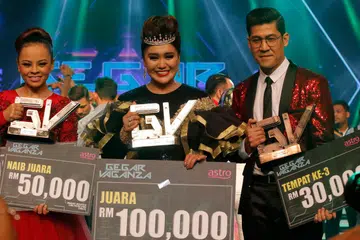 MEMBUAT JURI MENITISKAN AIR MATA: Azharina (tengah) menumpaskan Siti Sarah (kiri) dan Zarul setelah dengan penuh penjiwaan mendendangkan lagu Nike Ardilla. Azharina yang membuat dua anggota juri menitiskan air mata menerima wang tunai RM100,000, trofi, sebidang tanah lot banglo, pakej percutian ke Italy dan rantai mutiara RM30,000.- Foto FARAH REZAL