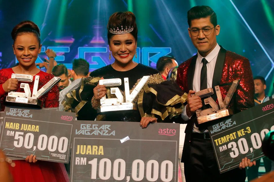 MEMBUAT JURI MENITISKAN AIR MATA: Azharina (tengah) menumpaskan Siti Sarah (kiri) dan Zarul setelah dengan penuh penjiwaan mendendangkan lagu Nike Ardilla. Azharina yang membuat dua anggota juri menitiskan air mata menerima wang tunai RM100,000, trofi, sebidang tanah lot banglo, pakej percutian ke Italy dan rantai mutiara RM30,000.- Foto FARAH REZAL