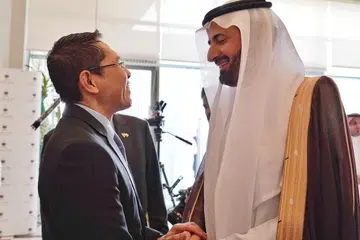 Menteri di Pejabat Perdana Menteri, Dr Mohamad Maliki Osman, yang juga Menteri Kedua (Ehwal Luar merangkap Pendidikan) (kiri), mengucapkan terima kasih kepada Menteri Haji dan Umrah Arab Saudi, Dr Tawfiq Fawzan Al Rabiah, atas layanan mesra yang diberikan kepada rombongan haji Singapura 2024.