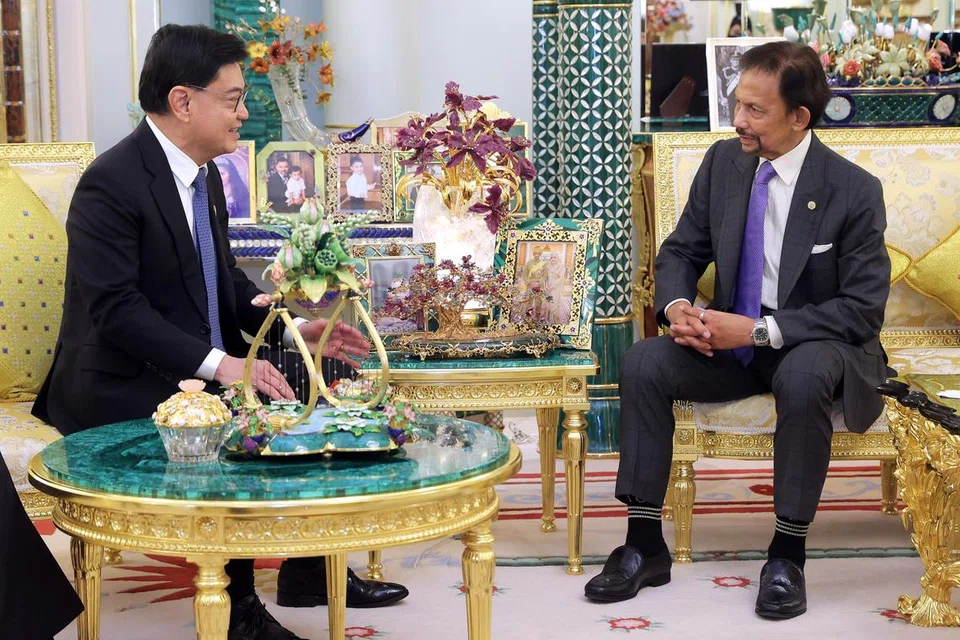 Timbalan Perdana Menteri, Encik Heng Swee Keat (kiri), dan Sultan Brunei, Sultan Hassanal Bolkiah, saling bertukar-tukar pandangan dalam pertemuan di Brunei pada 15 Julai.