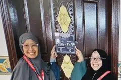 Cik Tutek Alauyah Amir (kiri) bersama seorang lagi jemaah haji, amat teruja dengan semangat kekitaan yang kuat ketika menunaikan rukun Islam kelima pada 2024 bersama Hahnemann Travel & Tours. 