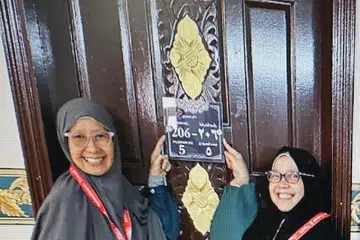 Cik Tutek Alauyah Amir (kiri) bersama seorang lagi jemaah haji, amat teruja dengan semangat kekitaan yang kuat ketika menunaikan rukun Islam kelima pada 2024 bersama Hahnemann Travel & Tours. 