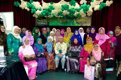 GURU DIKENANG: Encik Wan Hussin (tengah) bergambar bersama bekas pelajar wanita SNU. - Foto RAHMAD SIDEK