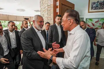 NYATA KETEGASAN: Perdana Menteri Malaysia, Datuk Seri Anwar Ibrahim (kanan), berkongsi gambar beliau pada 2020 bersama Ketua Biro Politik Hamas, Encik Ismail Haniyeh (kiri), di Facebook rasmi beliau pada Selasa.