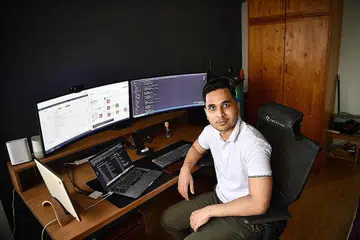 KERJA KERAS BERBALOI: Usaha gigihnya selama empat tahun di SIT mendatangkan hasil apabila Encik Muhammad Azman mendapat pekerjaan selaku jurutera awan digital di syarikat Temus. - Foto BH oleh ARIFFIN JAMAR