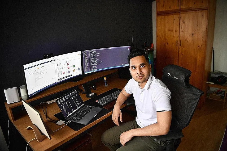 KERJA KERAS BERBALOI: Usaha gigihnya selama empat tahun di SIT mendatangkan hasil apabila Encik Muhammad Azman mendapat pekerjaan selaku jurutera awan digital di syarikat Temus. - Foto BH oleh ARIFFIN JAMAR