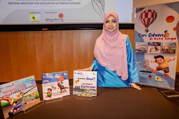 SIRI BUKU TERBARU: Cik Hana Mohd melancarkan buku bersiri terbaharunya yang bertajuk, Adam di Kota Singa, tentang seorang budak lelaki bernama Adam yang suka meneroka Singapura. - Foto-foto BH oleh NUR DIYANA TAHA