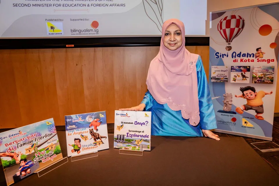 SIRI BUKU TERBARU: Cik Hana Mohd melancarkan buku bersiri terbaharunya yang bertajuk, Adam di Kota Singa, tentang seorang budak lelaki bernama Adam yang suka meneroka Singapura. - Foto-foto BH oleh NUR DIYANA TAHA
