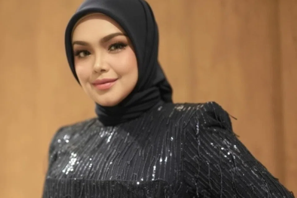 DITERUSKAN SEBAB AMAL: Datuk Seri Siti Nurhaliza hormati pandangan orang ramai dan Mufti Pulau Pinang, Mufti Pulau Pinang, Datuk Seri Wan Salim Wan Mohd Noor agar menunda konsert solonya itu kerana tarikh yang berhampiran 1 Ramadan tetapi tidak dapat menundanya dan memberi jaminan konsert itu berunsurkan amal. Menurutnya, tiada tarikh lain yang kosong untuk mengadakannya di Axiata Arena. 