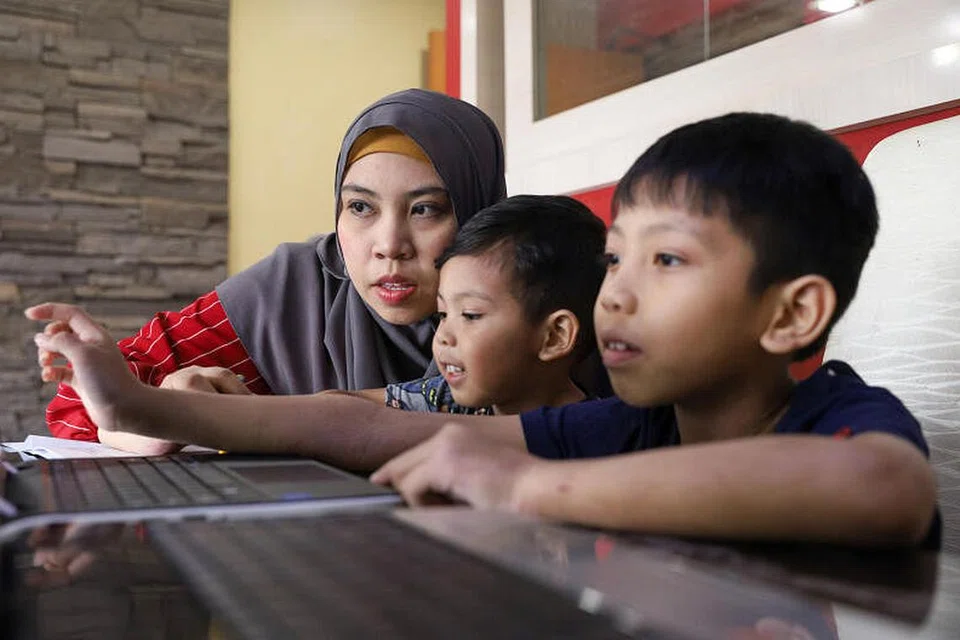 DUDUK DI RUMAH: Lebih ramai penduduk Singapura kini bekerja atau belajar di rumah dalam tempoh pemutus litar.