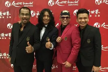 MENGHADAP ILLAHI: Allahyarham Man Dayak (dua dari kanan) meninggal dunia dipercayai akibat serangan jantung. - Foto 