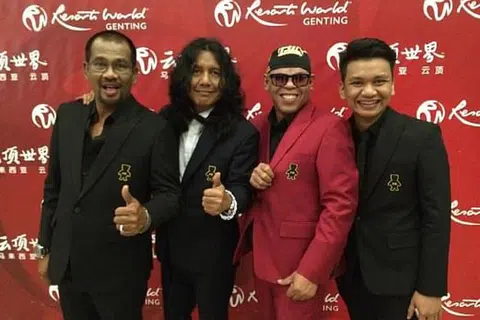 MENGHADAP ILLAHI: Allahyarham Man Dayak (dua dari kanan) meninggal dunia dipercayai akibat serangan jantung. - Foto 